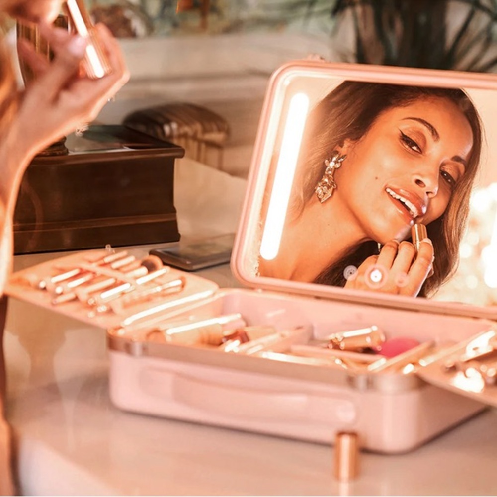 Beautifect makeup box with lighted mirror
